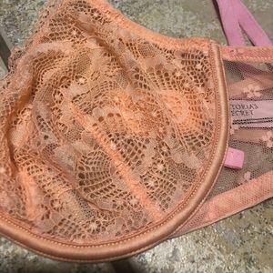 Victoria Secrets peach lace bra